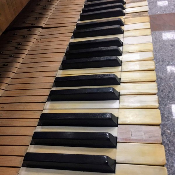 uredenje klavijature slonova kost i ebanovina bajcanje i politiranje prije glazbala jantolek