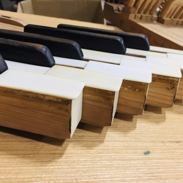 uredenje klavijature slonova kost i ebanovina bajcanje i politiranje prije glazbala jantolek 01
