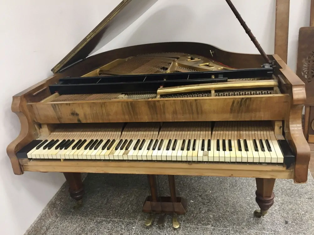 Klavir Stingl prije djelomične restauracije